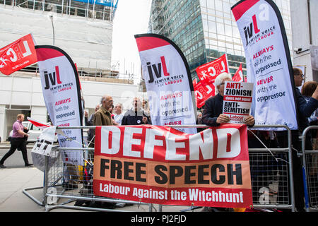 Londres, Royaume-Uni. 4 septembre 2018. Les partisans de Jeremy Corbyn de Jewish Voice for Labour, Momentum et d'autres groupes font campagne devant le siège du Parti travailliste le jour où le parti NEC devait adopter la définition de l'IHRA et des exemples d'antisémitisme. Crédit : Mark Kerrison/Alamy Live News Banque D'Images