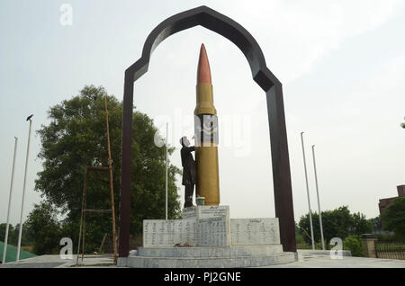 Les travailleurs pakistanais sont occupés dans les préparatifs au Yadgar-e-Shuhada pour les célébrations de la défense et de la Journée des martyrs à Lahore. Depuis la partition de l'Inde britannique en 1947, le Pakistan et l'Inde sont restés en lice sur plusieurs questions. Bien que le conflit du Cachemire a été la question qui domine la division de l'ONU, d'autres différends frontaliers existent aussi, en particulier sur le Rann de Kutch, une région aride de l'état indien du Gujarat. La question a été soulevée pour la première fois en 1956 qui a pris fin avec l'Inde reprendre le contrôle de la zone contestée. (Photo par Rana Sajid Hussain/Pacific Press) Banque D'Images