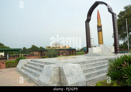 Les travailleurs pakistanais sont occupés dans les préparatifs au Yadgar-e-Shuhada pour les célébrations de la défense et de la Journée des martyrs à Lahore. Depuis la partition de l'Inde britannique en 1947, le Pakistan et l'Inde sont restés en lice sur plusieurs questions. Bien que le conflit du Cachemire a été la question qui domine la division de l'ONU, d'autres différends frontaliers existent aussi, en particulier sur le Rann de Kutch, une région aride de l'état indien du Gujarat. La question a été soulevée pour la première fois en 1956 qui a pris fin avec l'Inde reprendre le contrôle de la zone contestée. (Photo par Rana Sajid Hussain/Pacific Press) Banque D'Images