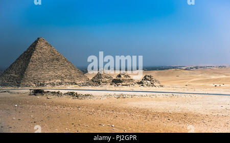 Les pyramides de Gizeh, Le Caire, Egypte, la plus ancienne des sept merveilles du monde antique, et le seul à rester en grande partie intacte Banque D'Images