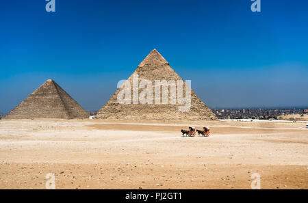 Grandes pyramides de Gizeh valley et le cavalier sur le cheval. L'Égypte Banque D'Images