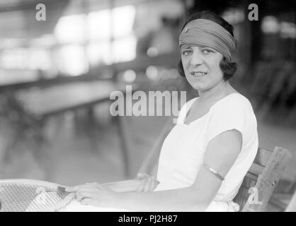 Suzanne Lenglen Flore Rachel (1899 - 1938), joueur de tennis français qui a remporté 31 titres de championnat entre 1914 et 1926. Banque D'Images