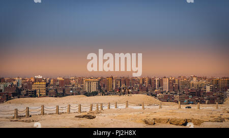 Coucher de soleil paysage ville Cairo (Le Caire) avec plateau pyramides Banque D'Images