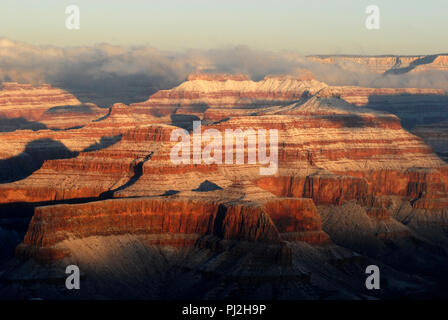 Scène d'hiver montrant des bandes de neige contrastant avec des couches de roches colorées sur les formations à la rive sud du Parc National du Grand Canyon en Arizona. Banque D'Images