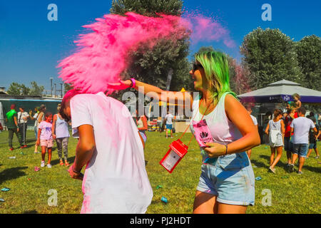 Thessalonique, Grèce - septembre 2, 2018 : des foules de personnes non identifiées, jeter de la poudre de couleur au cours de la "journée des couleurs' événement annuel. Banque D'Images