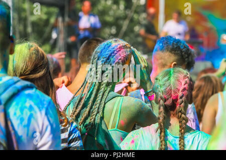 Thessalonique, Grèce - septembre 2, 2018 : des foules de personnes non identifiées, jeter de la poudre de couleur au cours de la "journée des couleurs' événement annuel. Banque D'Images