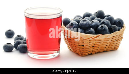 Groupe des bleuets frais avec le jus dans un verre sur fond blanc Banque D'Images