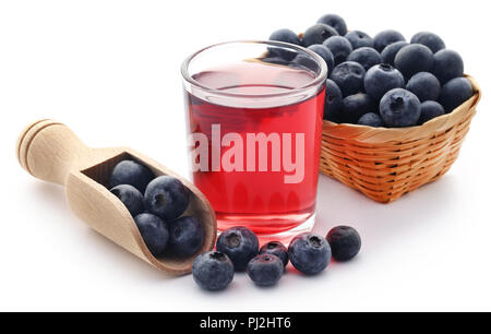 Groupe des bleuets frais avec le jus dans un verre sur fond blanc Banque D'Images