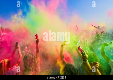 Thessalonique, Grèce - septembre 2, 2018 : des foules de personnes non identifiées, jeter de la poudre de couleur au cours de la "journée des couleurs' événement annuel. Banque D'Images