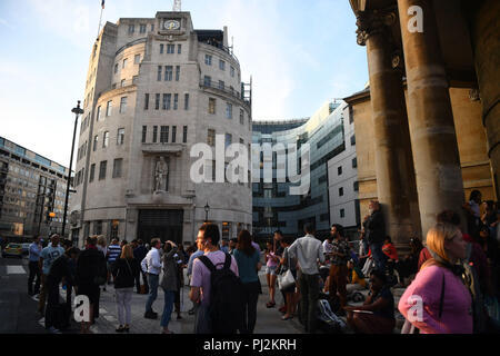 Le personnel évacué à l'extérieur du stand BBC Broadcasting House, sur Portland Place, London, après que les rapports d'un véhicule spacieux à l'extérieur de l'immeuble. Banque D'Images