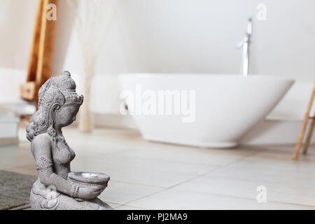 Une salle de bains moderne avec baignoire sur pieds Banque D'Images