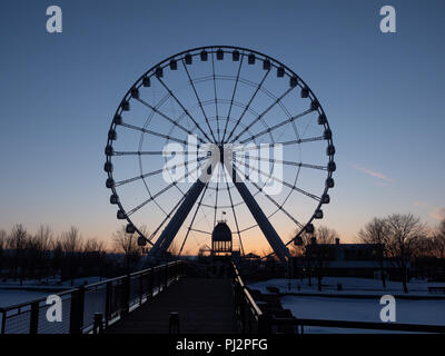 La Grande Roue de Montréal au Vieux-Port ou Vieux Port, dans le Vieux Montréal. Photographié au lever du soleil. Banque D'Images