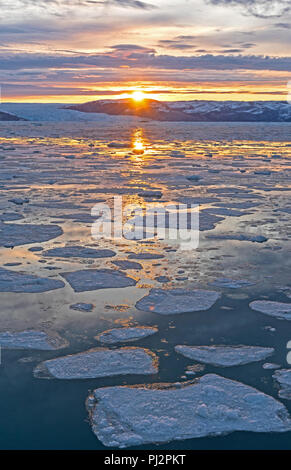 Lever du soleil Briser la glace sur l'océan au large du Groenland près de Eqip Sermia Glacier sur la côte ouest du Groenland Banque D'Images