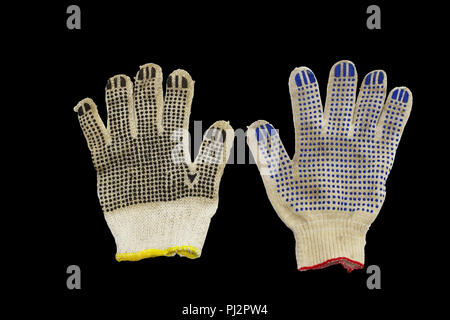 Gants de travail en caoutchouc coloré, avec des points, fond noir, avec chemin de détourage Banque D'Images