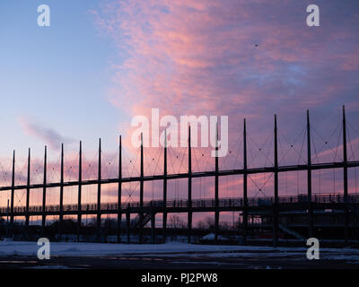 Pêche, rose, lavande et de nuages bleus photographiée au lever du soleil sur le Vieux Port de Montréal. Banque D'Images