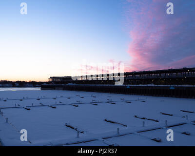 Les quais couverts de neige à la marina du Vieux Port ou Vieux Port sur le fleuve Saint-Laurent à Montréal, Québec. Photographié au lever du soleil. Banque D'Images