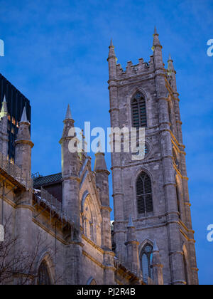 Le bloc de pierre à l'extérieur de la Basilique Notre-Dame de Montréal, Québec, Canada photographié en lumière bleue à partir de ci-dessous. Banque D'Images