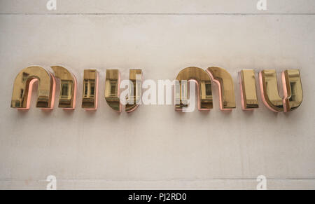 Le Miu Miu store sur New Bond Street, Londres. ASSOCIATION DE PRESSE Photo. Photo date : mercredi 22 août 2018. Crédit photo doit se lire : Yui Mok/PA Wire Banque D'Images