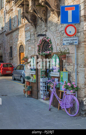 Boutique de parfum, Street dans la vieille ville, Assise, Pérouse, Ombrie, Italie Banque D'Images