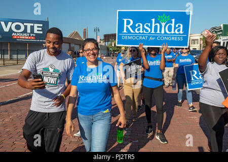 Detroit, Michigan - 3 septembre 2018 - Rashida Tlaib (deuxième à gauche), le candidat démocrate pour le Congrès dans le 13ème arrondissement, des campagnes Banque D'Images