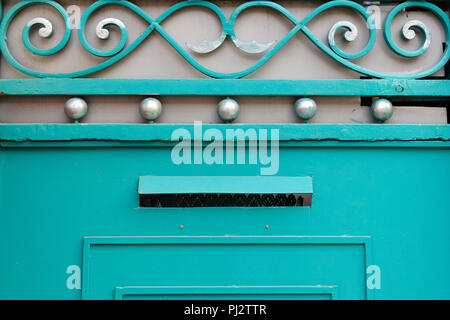 Détail de portes de fer avec éléments décoratifs de différentes formes, close-up. Banque D'Images