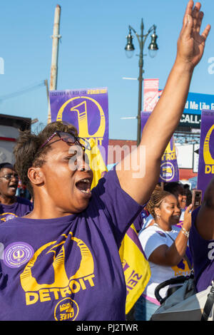 Detroit, Michigan - 3 septembre 2018 - Les membres de l'Union internationale des employés de Service inscrivez-vous à la fête du Travail du Detroit parade. Banque D'Images