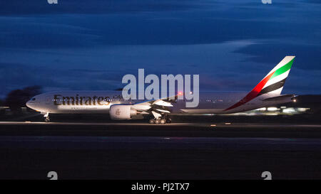 Emirates Airlines Boeing 777 vol à destination de Dubaï s'écarte de l'Aéroport International de Glasgow, Renfrewshire, en Écosse - 8 septembre 2017 Banque D'Images
