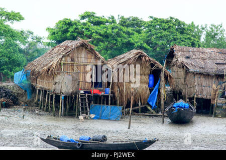 Joymoni village de pêcheurs sur la rive de la rivière Pasur près de Sundarbans à Bagerhat. Le Bangladesh Banque D'Images