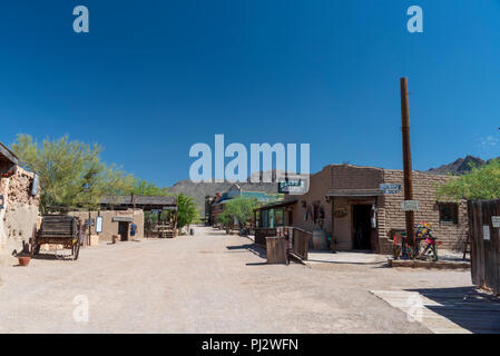 Down Town Old Tucson remplissez avec les chariots, adobe bâtiments et trottoirs de bois sous un ciel bleu. Banque D'Images