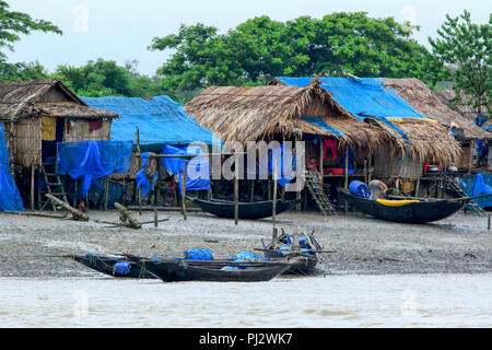 Joymoni village de pêcheurs sur la rive de la rivière Pasur près de Sundarbans à Bagerhat. Le Bangladesh Banque D'Images