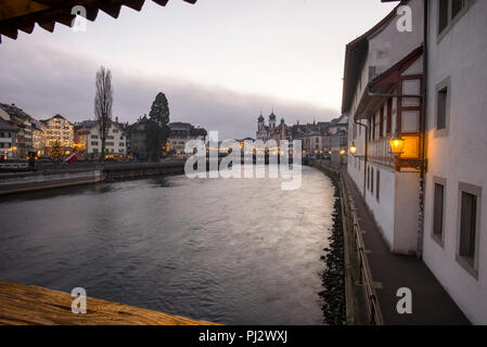 Lucerne, Suisse à la recherche de la passerelle de fer et équipé Église jésuite de Xavier. Banque D'Images