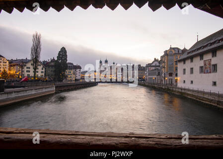 Rivière Lucerne Reuss du pont Mill à l'église jésuite avec deux dômes d'oignon et le pont de passerelle en fer, Suisse. Banque D'Images