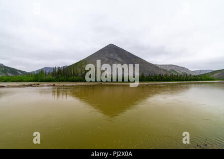 Engineer Creek vus de la route Dempster, au Yukon, Canada. Banque D'Images