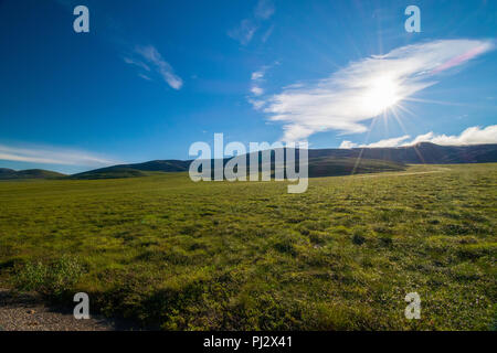 La route Dempster, au nord du cercle arctique, Canada Banque D'Images