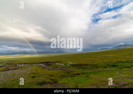 Un magnifique arc-en-ciel arctique Toundra sur les Territoires du Nord-Ouest Banque D'Images