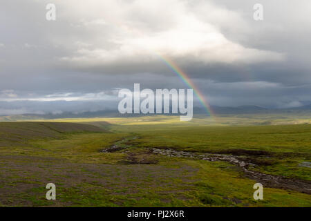 Un magnifique arc-en-ciel arctique Toundra sur les Territoires du Nord-Ouest Banque D'Images