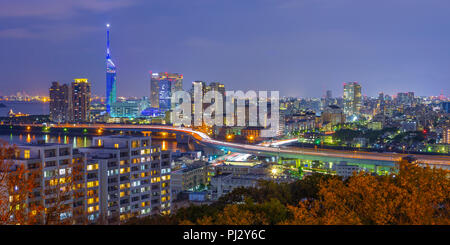 Vue panoramique de la ville de Hakata skyline at night à Fukuoka, au Japon. Banque D'Images