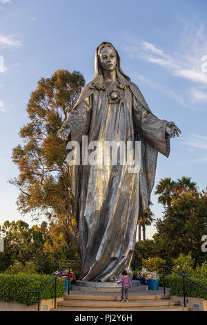 Petite fille en face de Notre Dame de la paix, Vierge Marie statue (par Charles C. Parks, 1982), Santa Clara, Californie Banque D'Images