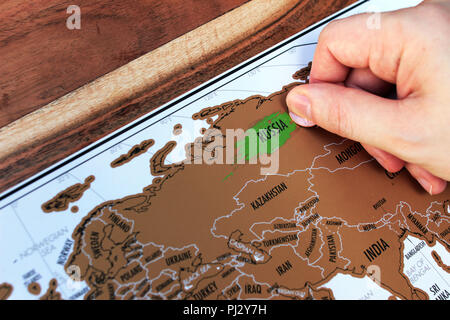 La main de l'homme l'éraflure de visité des lieux sur une carte. Voyage en Russie. Un concept des destinations de voyage Banque D'Images