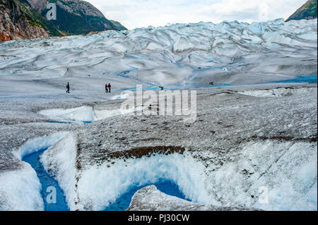 Tour en hélicoptère des glaciers - Juneau Alaska - Office de randonneurs sur un glacier Glacier sur la randonnée Gilkey Juneau icefield - bleu de fonte des glaciers Banque D'Images