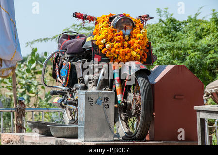 Moto Royal Enfield sacrée Banque D'Images