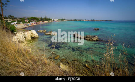 Belle plage avec mer transparente, en Sicile, Italie. Banque D'Images