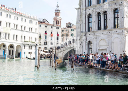 Les rameurs et spectateurs flotter vers le bas et se rassemblent le long du Grand Canal pour la régate historique à Venise, Italie Banque D'Images