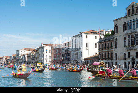 Les rameurs et spectateurs flotter vers le bas et se rassemblent le long du Grand Canal pour la régate historique à Venise, Italie Banque D'Images