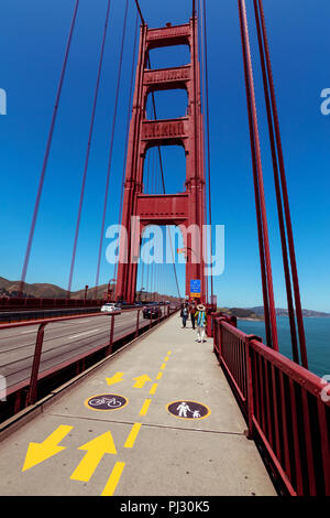 Trottoir sur le golden gate bridge, San Francisco. Banque D'Images