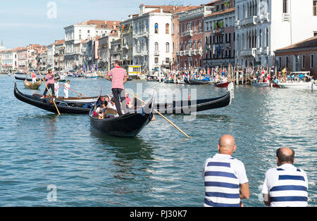 Les rameurs et spectateurs flotter vers le bas et se rassemblent le long du Grand Canal pour la régate historique à Venise, Italie Banque D'Images