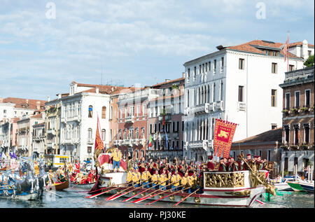 Les rameurs et spectateurs flotter vers le bas et se rassemblent le long du Grand Canal pour la régate historique à Venise, Italie Banque D'Images