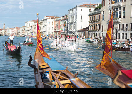 Les rameurs et spectateurs flotter vers le bas et se rassemblent le long du Grand Canal pour la régate historique à Venise, Italie Banque D'Images