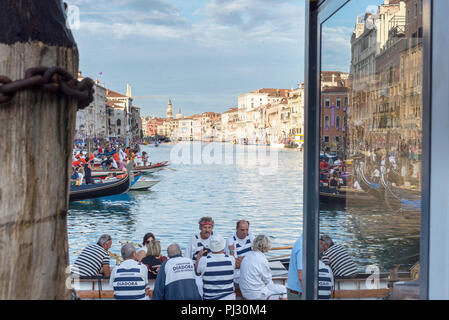 Les rameurs et spectateurs flotter vers le bas et se rassemblent le long du Grand Canal pour la régate historique à Venise, Italie Banque D'Images