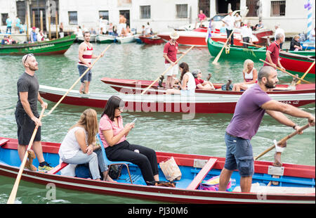 Les rameurs et spectateurs flotter vers le bas et se rassemblent le long du Grand Canal pour la régate historique à Venise, Italie Banque D'Images